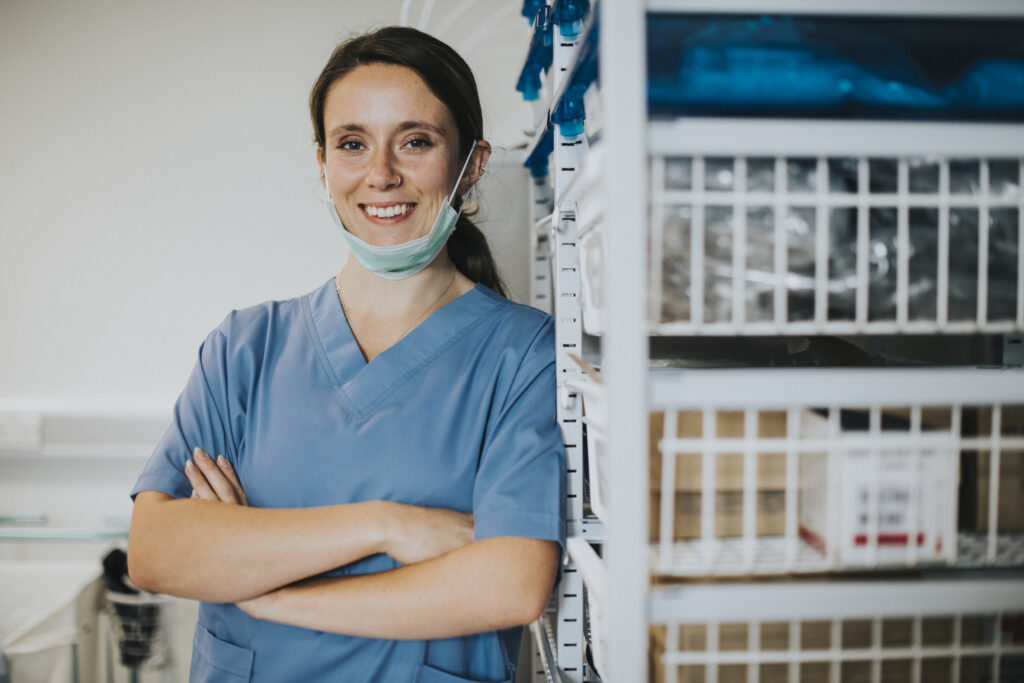 Une adulte en reconversion professionnelle étudiant pour devenir assistante dentaire.
