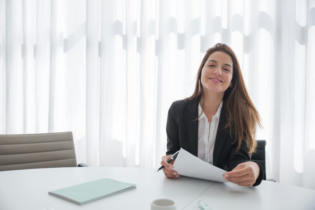 Personne organisant son temps de travail pour une formation professionnelle.