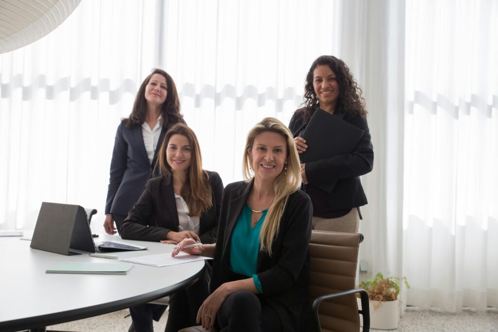 Une assistante dentaire professionnelle en plein travail dans un cabinet dentaire.